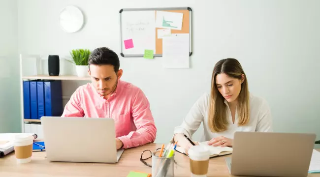 Illustration Showing Benefits of a Freelancer Website Like SEO, Portfolio, and Trust